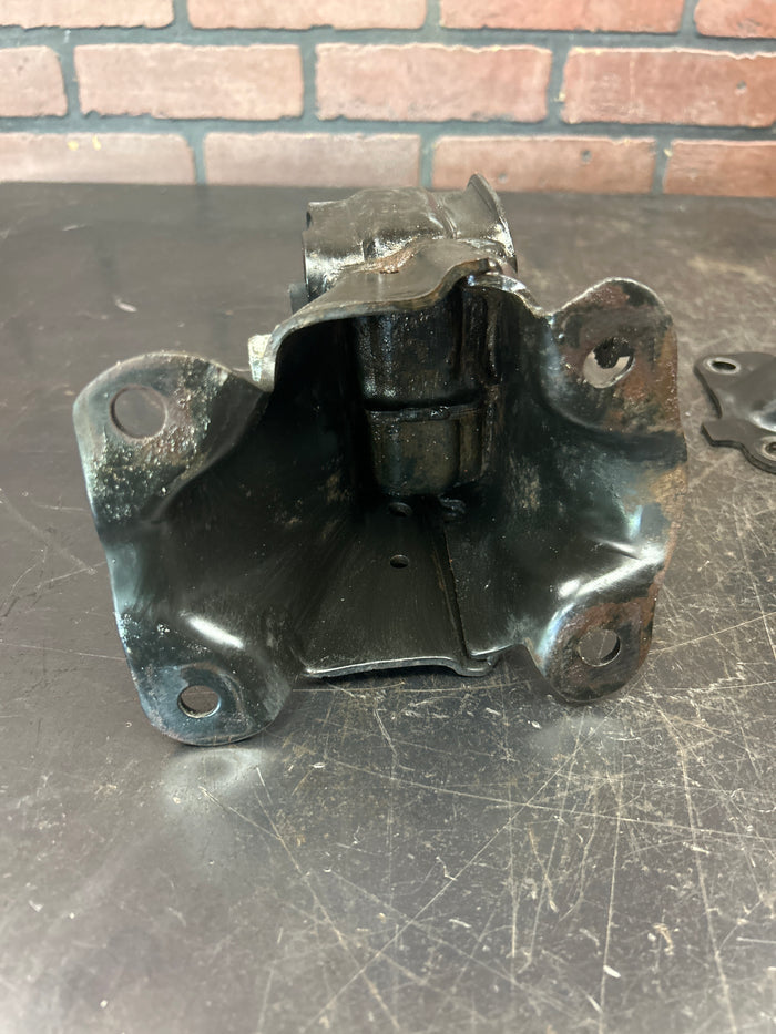 2006-10 JEEP GRAND CHEROKEE SRT8 OEM ENGINE MOTOR MOUNT BRACKET INSULATORS 149k