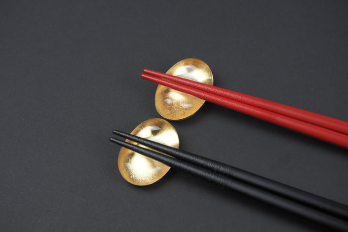 "Kannyu" Gold crazing Pattern 2 Chopsticks & 2 Chopstick Rest Set (black & red)